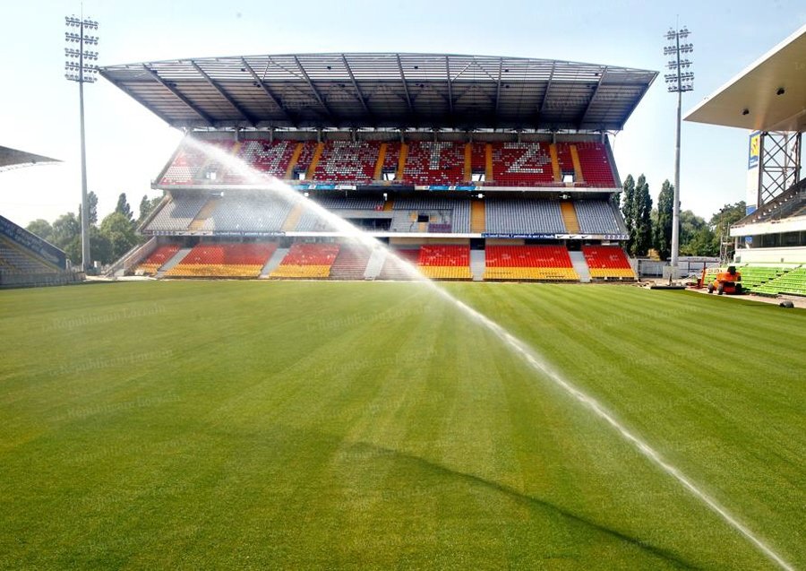 apres-plusieurs-semaines-de-travaux-la-toute-nouvelle-pelouse-hybride-du-stade-a-pu-etre-posee-photo-maury-golin.jpeg