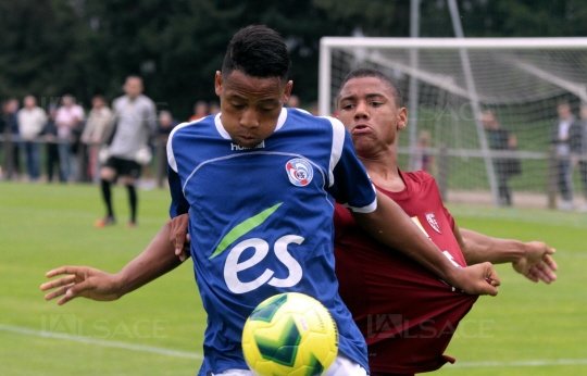 l-attaquant-strasbourgeois-yannick-aguemon-(en-bleu)-a-ete-a-l-origine-du-seul-but-du-match-inscrit-par-brian-amofa-en-premiere-periode-hier-soir-a-achenheim-photo-dominique-gutekunst.jpeg